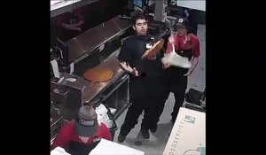 Cet employé sauve une pizza grâce à un reflexe incroyable