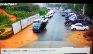 Ce glissement de terrain emporte toutes les voitures sur le parking