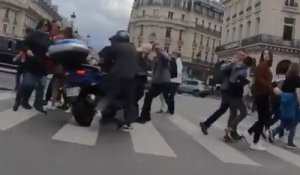 Un scootériste fait n'importe quoi et fauche des piétons sur Paris