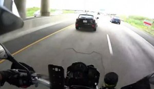 Un motard bienveillant se dévoue sur l'autoroute... Beau geste