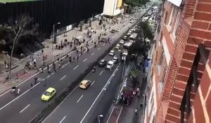 Policiers à moto vs Skaters (Colombie)