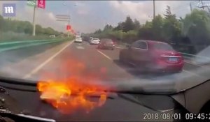 Le smartphone de ce conducteur explose en pleine route... Terrifiant