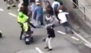 Des policiers à moto écrasent des skateurs et se prennent des coups de skate