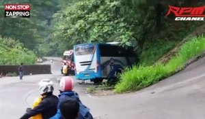 Indonésie : Un homme saute d'un bus dont les freins ont lâché (Vidéo)