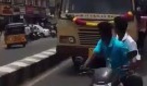 Des étudiants tombent d'un bus (Inde)