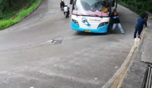 Un homme saute d'un bus dont les freins ont lâché en pleine descente