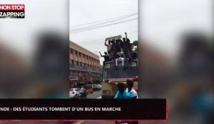Inde : Des étudiants tombent d'un bus en marche (Vidéo)