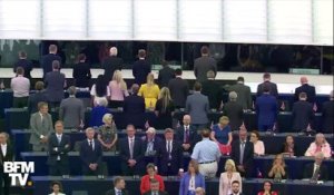 Les Britanniques du "Brexit Party" tournent le dos lors de l'hymne européen au Parlement, à Strasbourg