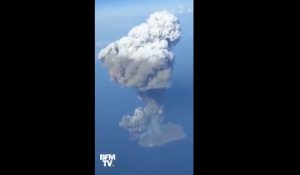 Ces images aériennes montrent l'immense colonne de fumée qui s'échappe du volcan Stromboli, après son éruption
