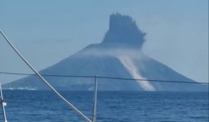 Un touriste filme l’éruption du Stromboli depuis son voilier