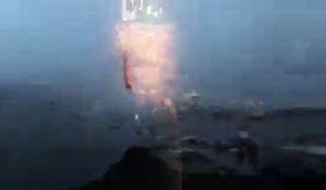Effrayant : une foudre impressionnante frappe un bateau