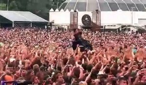 Quand le public d'un concert porte un jeune handicapé pour le rapprocher de la scène