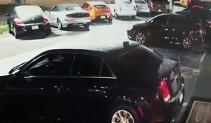 Un homme tombe du haut d’un immeuble et s’écrase sur une voiture