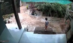 2 enfants cassent le portail du jardin qui tombe à la renverse !