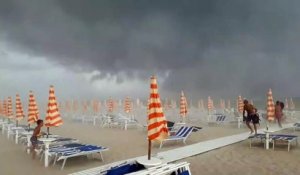 Une tempête impressionnante ravage une plage en Italie