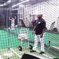 Baseball : Giannis Antetokounmpo a du mal à toucher la balle...
