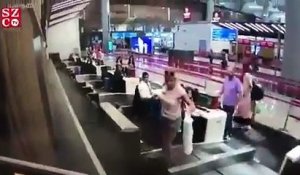 Une femme grimpe sur le tapis roulant pour bagages en pensant que cela la mènerait à l’avion