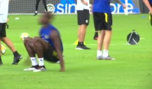 Man Utd - Pogba se relève de manière acrobatique à l'entraînement