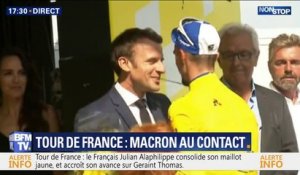 Emmanuel Macron félicite le cycliste Julian Alaphilippe qui a conservé son maillot jaune