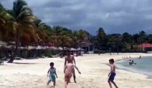 Caraïbes: Un adolescent âgé de 11 ans se retrouve à jouer avec le footballeur Lionel Messi sur une plage ! - VIDEO
