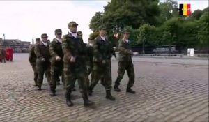 En belgique l'armée ne sait pas marcher en cadence... La honte pendant la Fête nationale