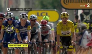 Tour de France 2019 : Julian Alaphilippe et le peloton franchissent la ligne