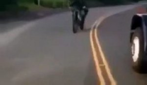 Un motard tente un freinage d’urgence pour éviter une voiture