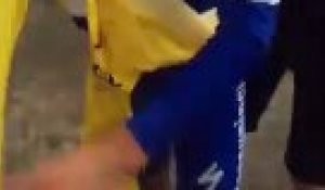 Alaphilippe donne sa tunique jaune à un enfant frigorifié (Tour de France 2019)