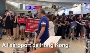Manifestation à l'aéroport de Hong Kong pour informer les touristes sur la crise politique