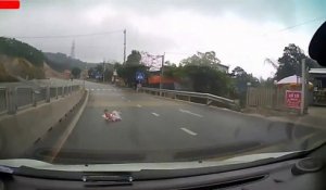 Cet automobiliste croise la route... d'un bébé qui traverse en pleine autoroute