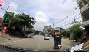 Miracle, la voiture s'arrête juste avant l'enfant qui traverse la route !