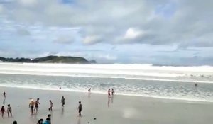 Un mini-tsunami provoque un début de panique sur une plage brésilienne