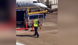 La danse virale d'un employé d'aéroport sur le tarmac