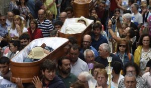 Espagne : ils défilent vivants dans des cercueils