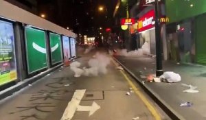 Des cône de chantier et de l'eau contre les grenades lacrymo (Hong-Kong)