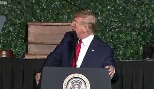Trump embêté par une mouche.. qui se pose dans ses cheveux !