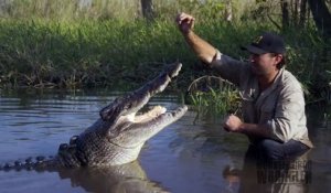 Il fait sortir de l'eau un énorme crocodile et joue avec...