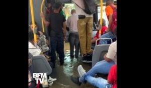 Dans les rues inondées de New York, de l'eau s'engouffre dans un bus