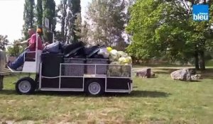 Une voiture hippomobile pour ramasser les déchets