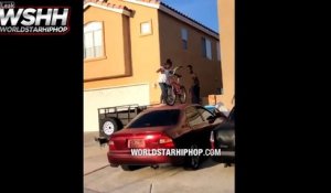 Cette fillette se lance en vélo du haut d'une voiture !