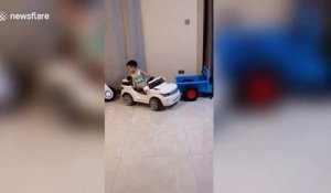 A 4 ans il gare sa voiture en créneau comme un pro !