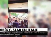 Franck Ribéry a surpris le monde du football en s'engageant hier avec la Fiorentina et il a reçu un accueil de star sur place