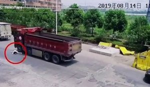 Miracle : ce pilote de scooter évite de se faire écraser par un camion !