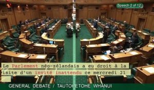 Le président du Parlement néo-zélandais berce un bébé en pleine séance