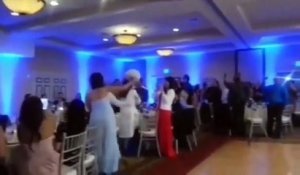 Un marié tente un salto pour entrée à son mariage et met sa femme K.O