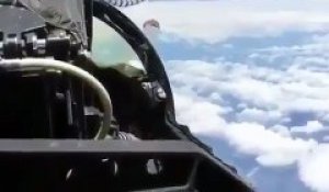 Dans le cockpit d'un F18 en ravitaillement