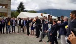 Chambéry :  des tirs symboliques dans une cage de handball