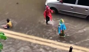 Ces enfants profitent des inondations pour nager dans la rue