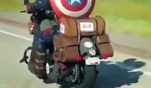 Captain America passe en moto et donne sa carte de visite !