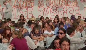 Des militants environnementaux envahissent le tapis rouge de la Mostra de Venise